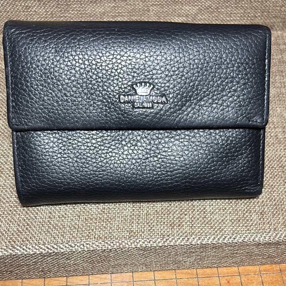 Daniela Moda Black Leather Trifold Wallet Kiss Lock Coin Pouch 5.75”Lx4”Hx1.25”W